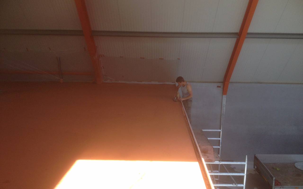 Oranje betonvloer